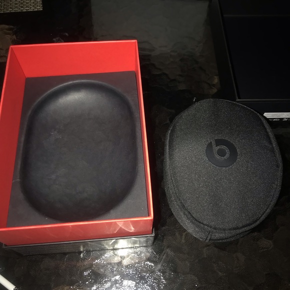 Beat solo 3 wireless **TRIED ON** - Picture 5 of 7